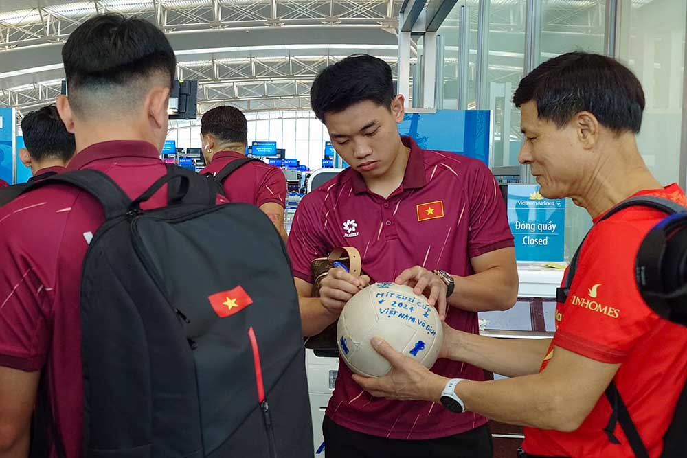 Vietnam national team departs for Thailand, starting the journey to prepare for the opening match of ASEAN Cup 2026. Photo: VFF
