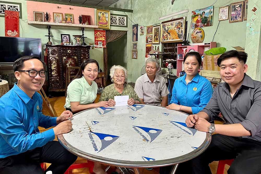 Representatives of Hoa Khanh Commune Trade Union (Tay Ninh province) present gifts to policy families on the occasion of the 79th anniversary of War Invalids and Martyrs' Day. Photo: Tay Ninh Provincial Labor Federation