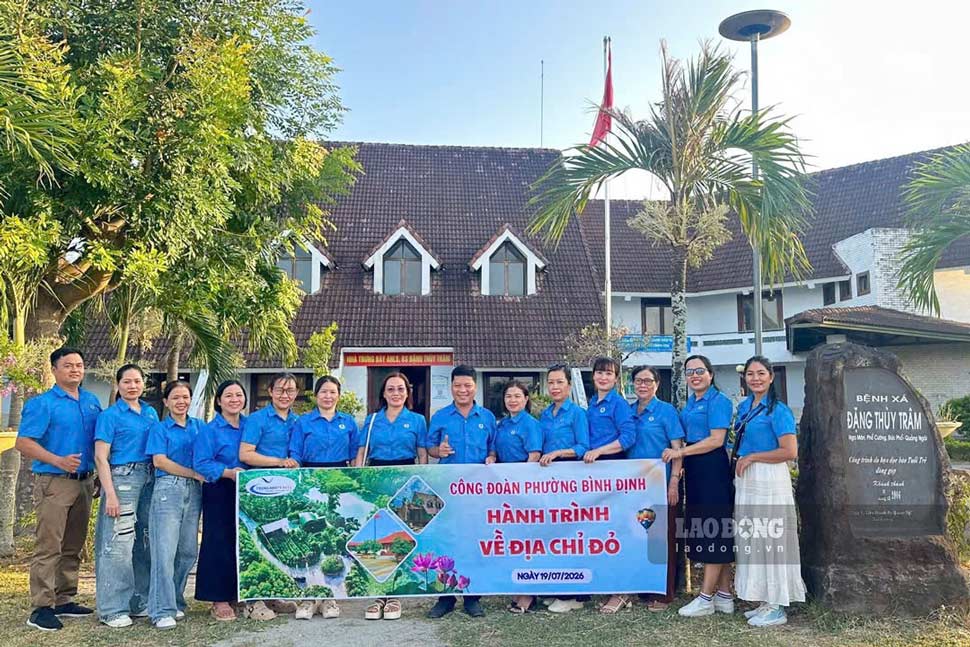 Officials and union members of Binh Dinh Ward Trade Union visit Dang Thuy Tram Relic Site. Photo: Huy Trang