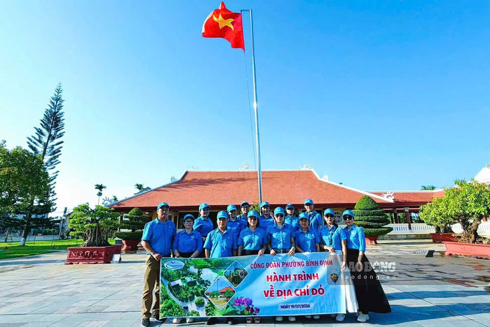 Công đoàn phường Bình Định tổ chức “Hành trình về địa chỉ đỏ“. Ảnh: Huy Trang