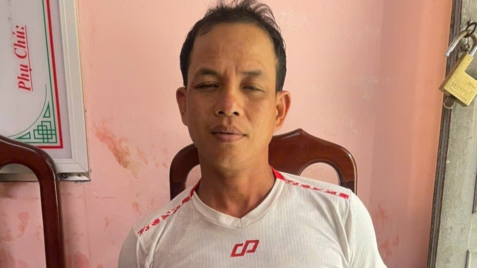 El sujeto Duong Duy Thanh fue detenido penalmente para investigar el acto de robo de propiedad. Foto: Portal de Información Electrónica de la Policía de Vinh Long