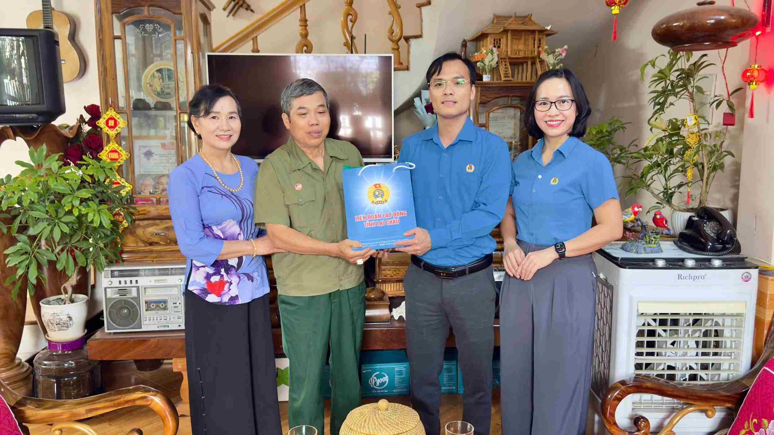 Leaders of the Provincial Labor Federation present gifts to a wounded soldier in the area. Photo: Lai Chau Provincial Labor Federation