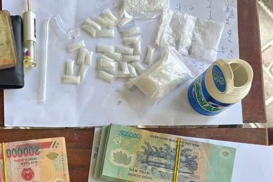 Pruebas del caso de drogas en el que la policía procesó a Ho Ngoc Khanh y Nguyen Van Hoang. Foto de : Ha Tinh Police