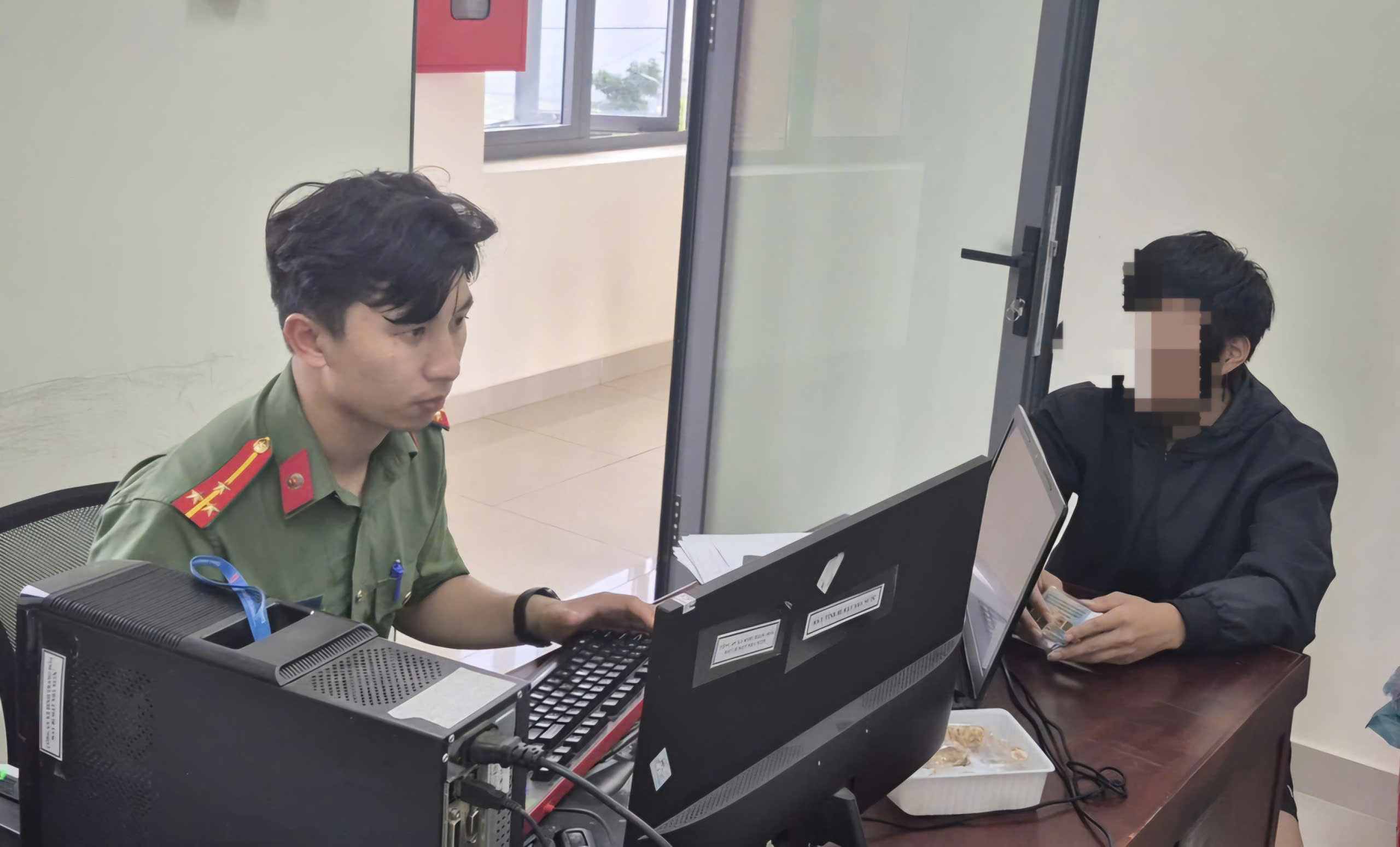 Công an xã Hòa Ninh làm việc với anh T sau khi bị lực lượng Campuchia trục xuất về Việt Nam. Ảnh: Công an xã Hòa Ninh 