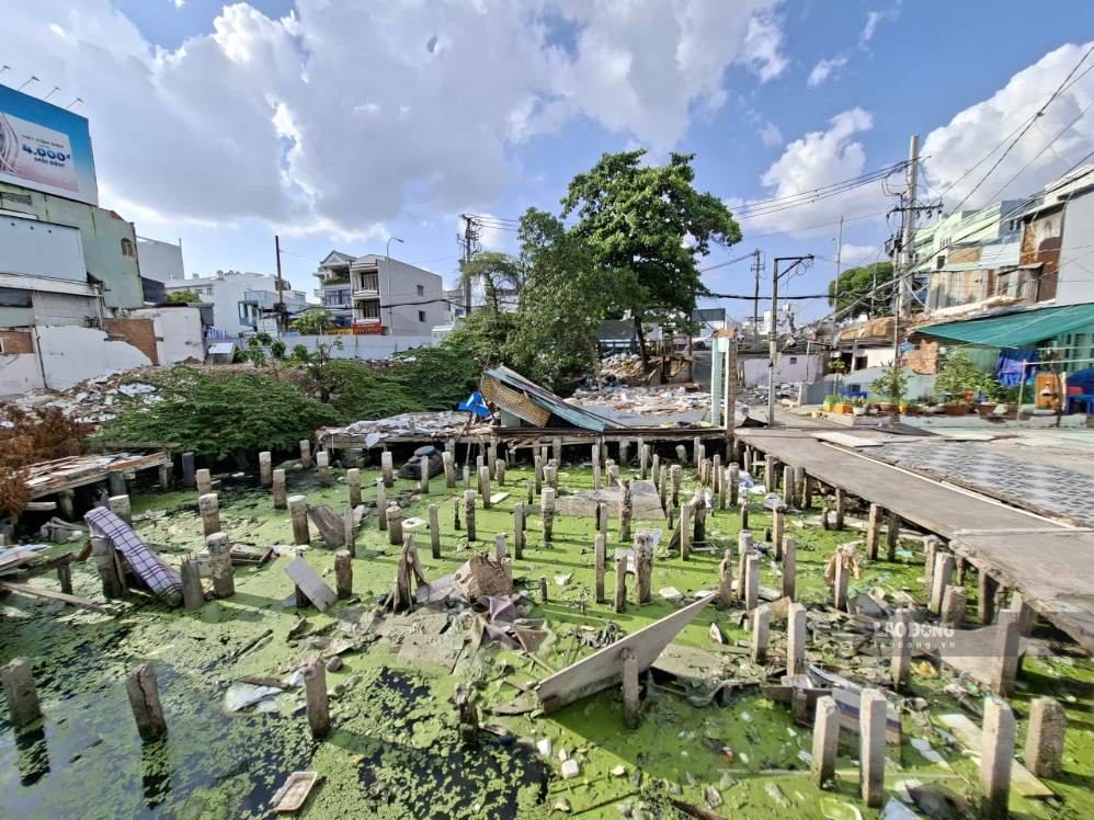 A series of concrete piles revealed in the middle of Xuyen Tam canal after houses located within the project were cleared. Photo: Minh Quan