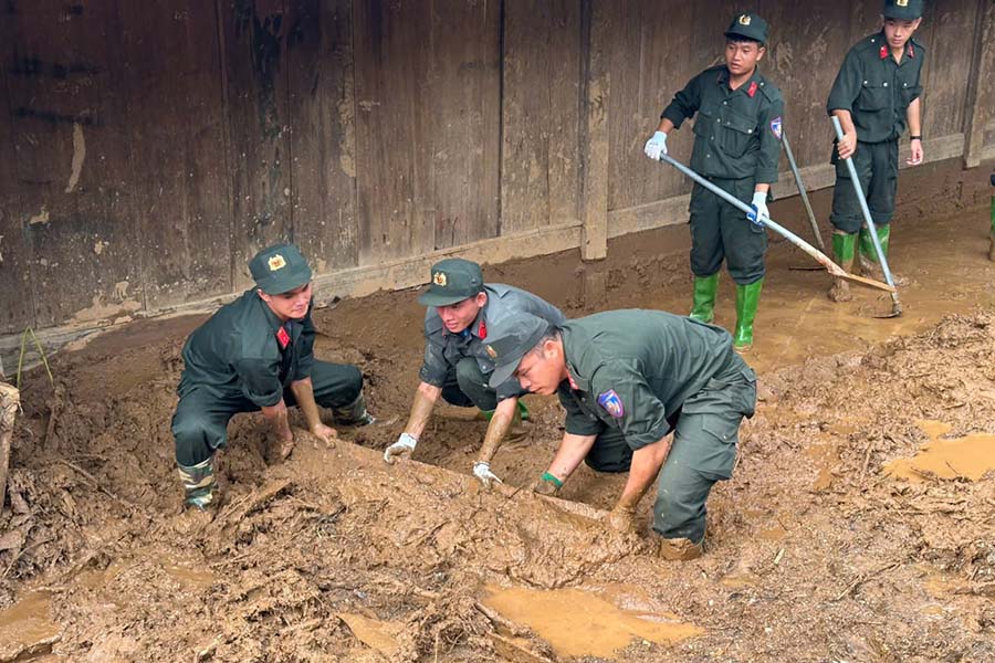 Mobile Police forces arrive in heavily damaged areas after floods in Son La to support people. Photo: Mobile Police Command