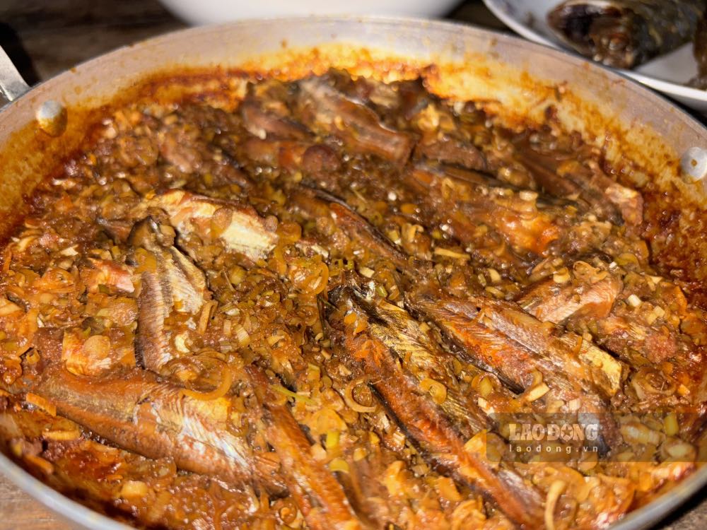 Braised snakehead fish with lemongrass, a typical delicious dish of the flood season in the Mekong Delta. Photo: Han Lam.