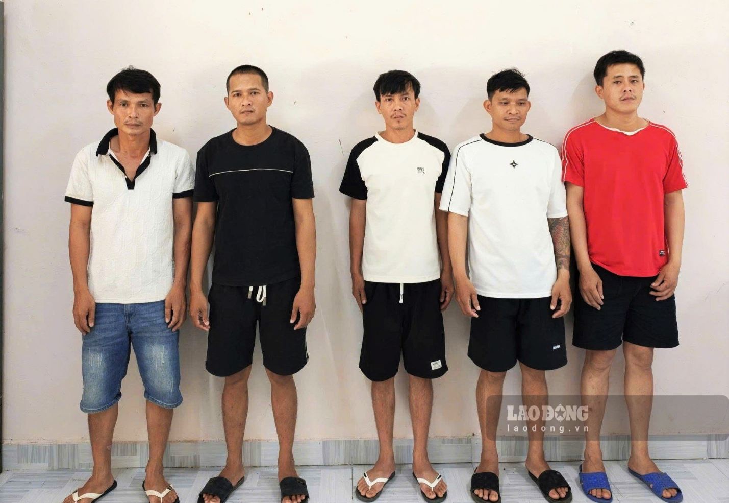 Group of subjects participating in football betting arrested by Da Huoai Commune Police. Photo: Tran Hung