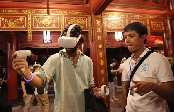 Visitors experience Leap motion technology to explore the content of books at the Temple of Literature - Quoc Tu Giam. Photo: THANH NHAN