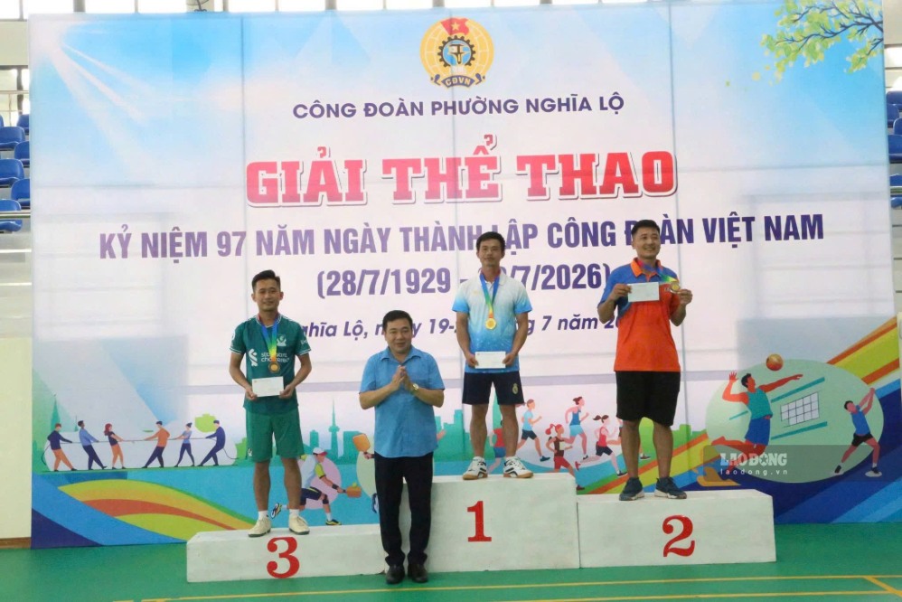 Ban Tổ chức trao cờ lưu niệm và giải thưởng cho các tập thể và cá nhân. Ảnh: An Vi