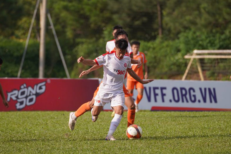 U17 The Cong Viettel I (white jersey) won the top spot in Group A and soon qualified for the quarter-finals of the National U17 Football Tournament - Red Dragon Cup 2026. Photo: VFF