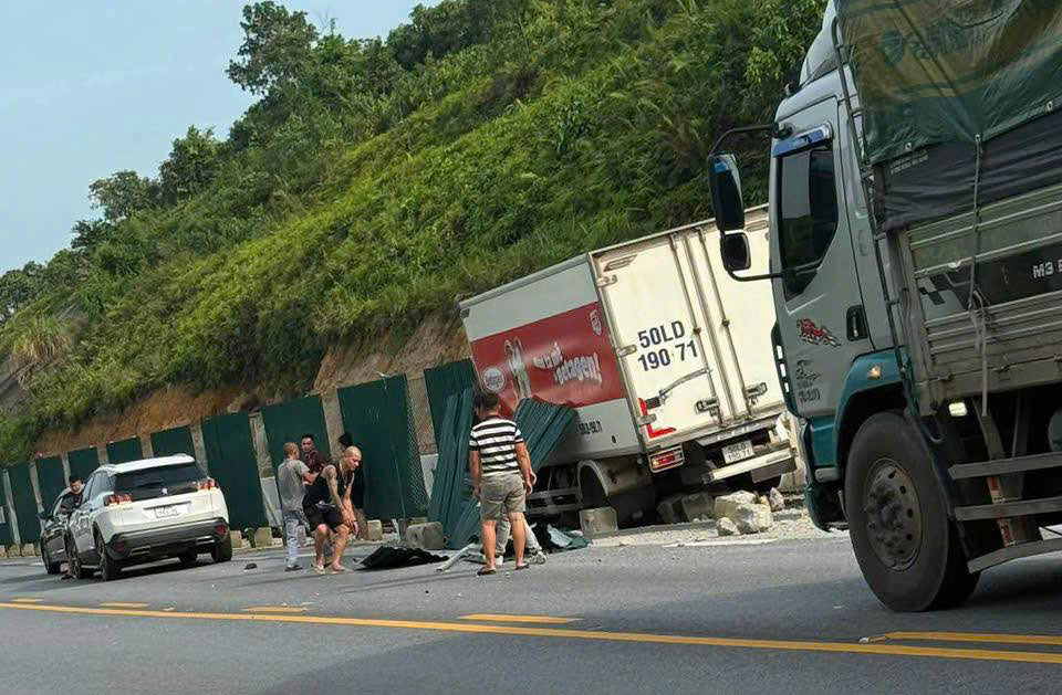 Scene of the accident on the Noi Bai - Lao Cai expressway. Photo: People provided