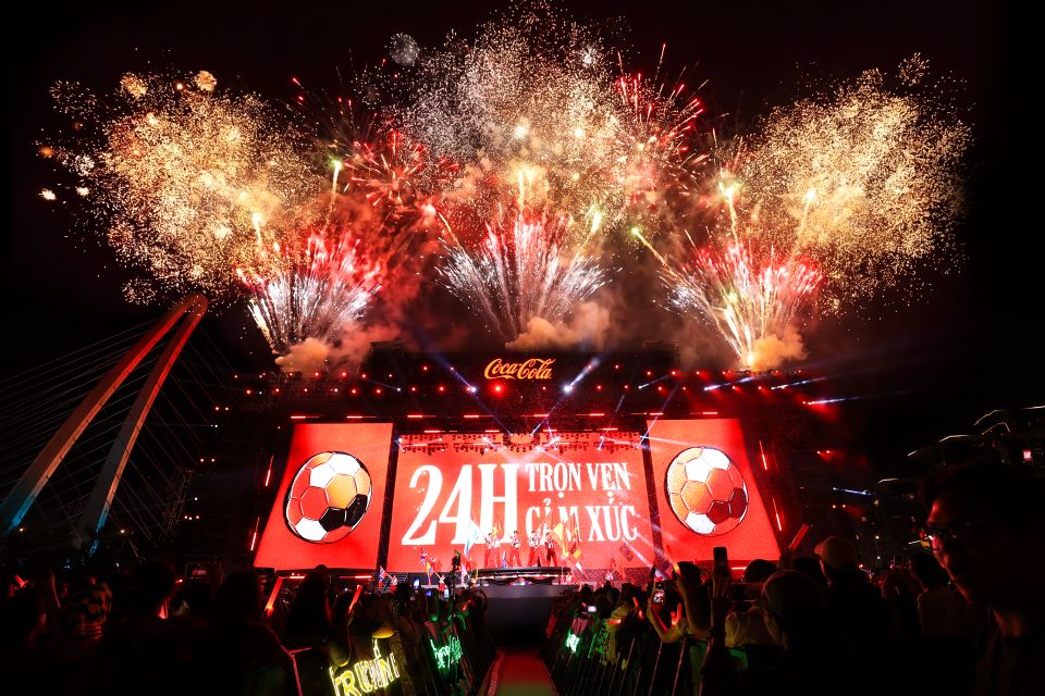 Des milliers de fans devant un feu d'artifice éclatant lors de l'événement "24 heures d'émotions complètes avec Coca-Cola". Photo: FOURNIE PAR L'ENTREPRISE.
