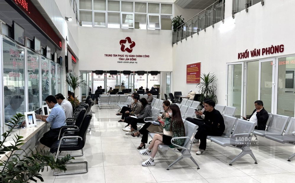 Người dân chờ làm thủ tục tại Trung tâm Phục vụ hành chính công tỉnh Lâm Đồng. Ảnh: Duy Tuấn