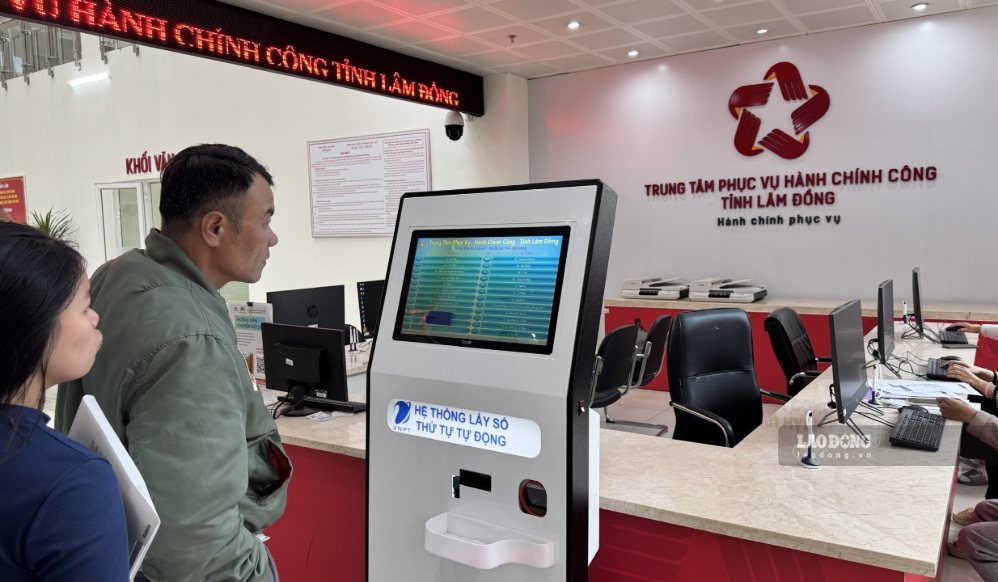 People carry out administrative procedures at the Lam Dong Provincial Public Administration Service Center. Photo: Duy Tuan