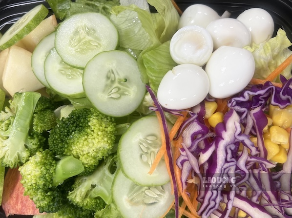 Adding eggs to vegetable salads is one of the ways to lose weight chosen by many housewives. Photo: Kieu Vu