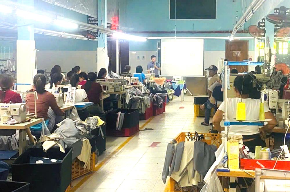 The Trade Union of Viet Tuong Phat Embroidery Co., Ltd. organizes training on safety, occupational hygiene and first aid for union members and workers. Photo: Da Nang Trade Union provided