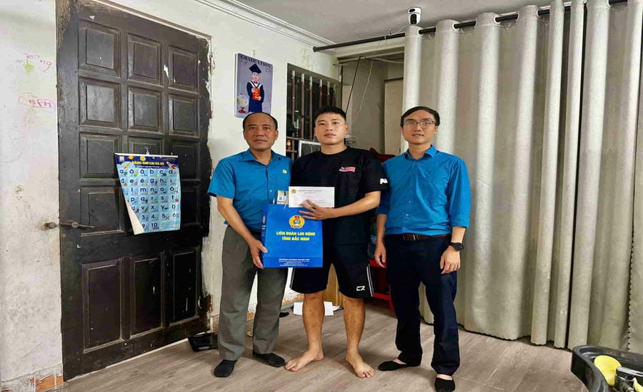 Anh Đỗ Đình Hải - công nhân Công ty TNHH Sản xuất BIEL CRYSTAL Việt Nam (Bắc Ninh) - nhận hỗ trợ từ Công đoàn Bắc Ninh. Ảnh: Quyết Chiến (Liên đoàn Lao động tỉnh Bắc Ninh)