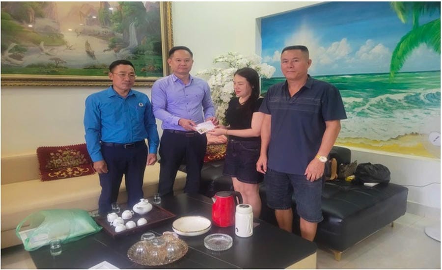 Representatives of the Vietnam Fisheries Union, Vietnam Fisheries Humanitarian Fund present support to the family of the owner of fishing vessel QN-90568-TS. Photo: Provided by the Vietnam Fisheries Union