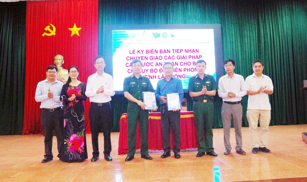 Representatives of the University of Economics and Law, Vietnam National University Ho Chi Minh City and the Command of the Border Guard of Lam Dong province hand over the implementation results. Photo: Van Hoan