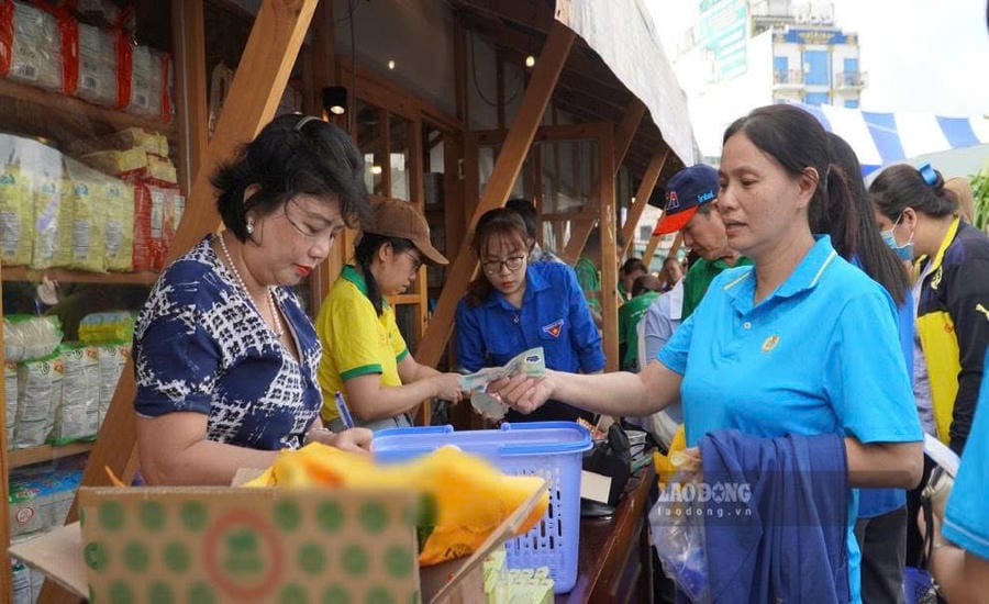 Workers buy discounted goods compared to the market. Photo: Mai Anh