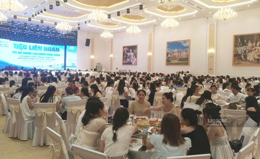 Sakurai Vietnam Co., Ltd. organizes a party for 13,000 officials and workers at the company to celebrate the 97th anniversary of the establishment of the Vietnam General Confederation of Labour. Photo: Quach Du