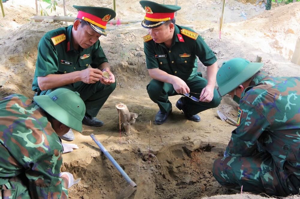 Lãnh đạo Bộ Chỉ huy Quân sự tỉnh Quảng Trị kiểm tra, động viên các lực lượng đang làm nhiệm vụ tại khu vực Câu Nhi. Ảnh: Bộ CHQS tỉnh Quảng Trị