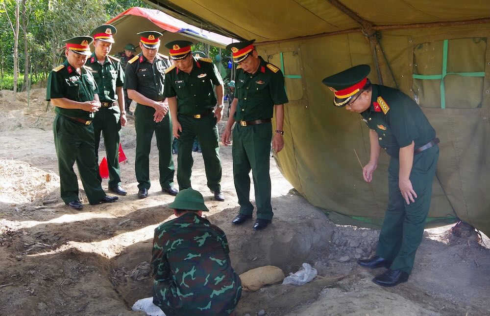 The martyrs' remains were found lying at a depth of 20-50cm in the Cau Nhi area, Nam Hai Lang commune, Quang Tri province. Photo: Quang Tri Military Command