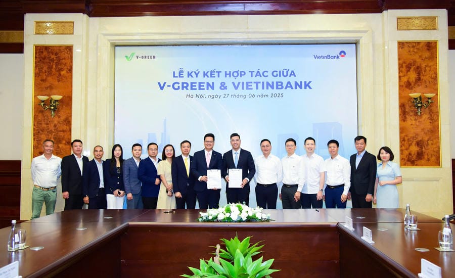 VietinBank and V-Green sign cooperation agreement, accompanying the development of electric vehicle charging station infrastructure. Photo: VietinBank