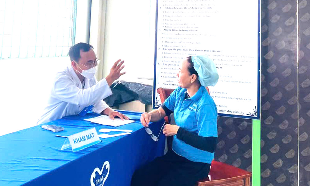 Union members and employees of Da Nang Plastic Co., Ltd. receive comprehensive health care. Photo provided by Da Nang Trade Union