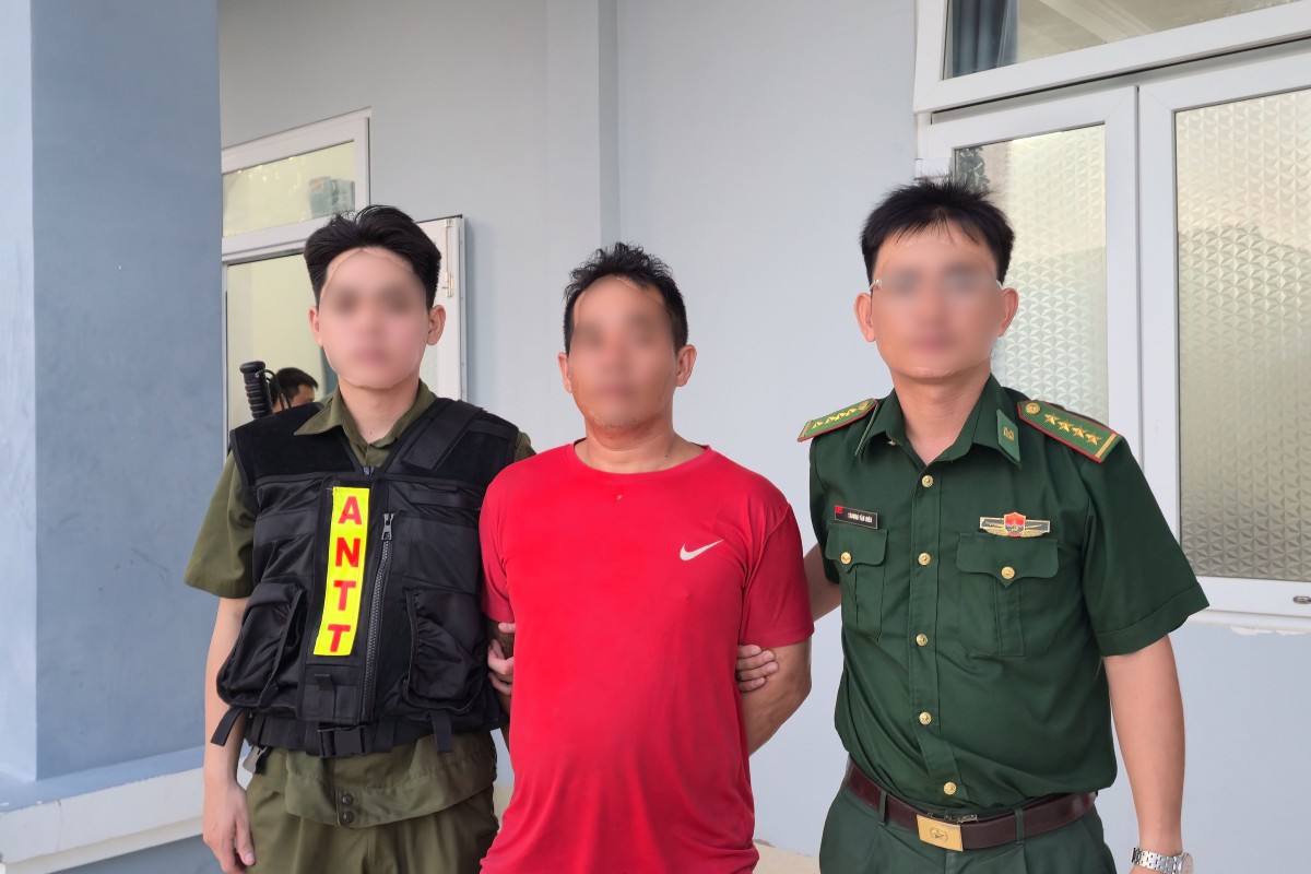 Đối tượng tình nghi phạm tội bị Đồn Biên phòng Phước Tỉnh bắt giữ. Ảnh: BĐBP TPHCM cung cấp