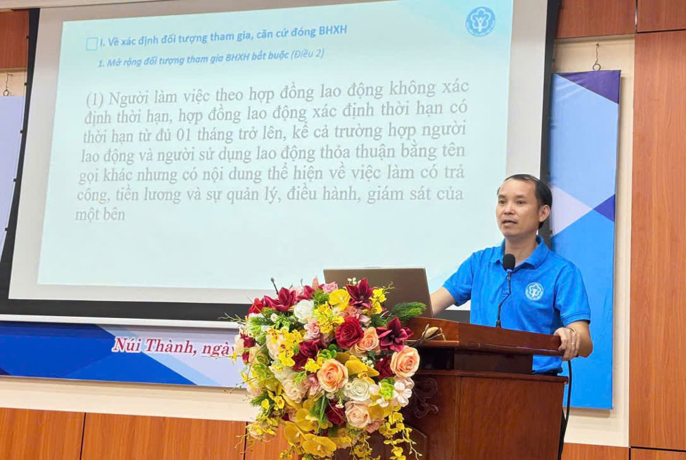 Nui Thanh Commune Trade Union, Da Nang organizes propaganda, consultation, and dialogue on policies for nearly 100 union members and workers. Photo provided by Nui Thanh Trade Union