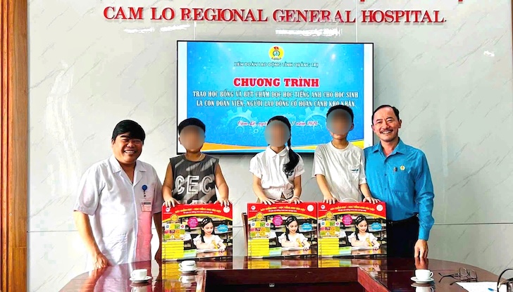 Quang Tri Provincial Labor Federation visits, encourages and awards 5 scholarships and 15 sets of English reading and learning markers to students who are children of union members and workers. Photo: Quang Tri Trade Union
