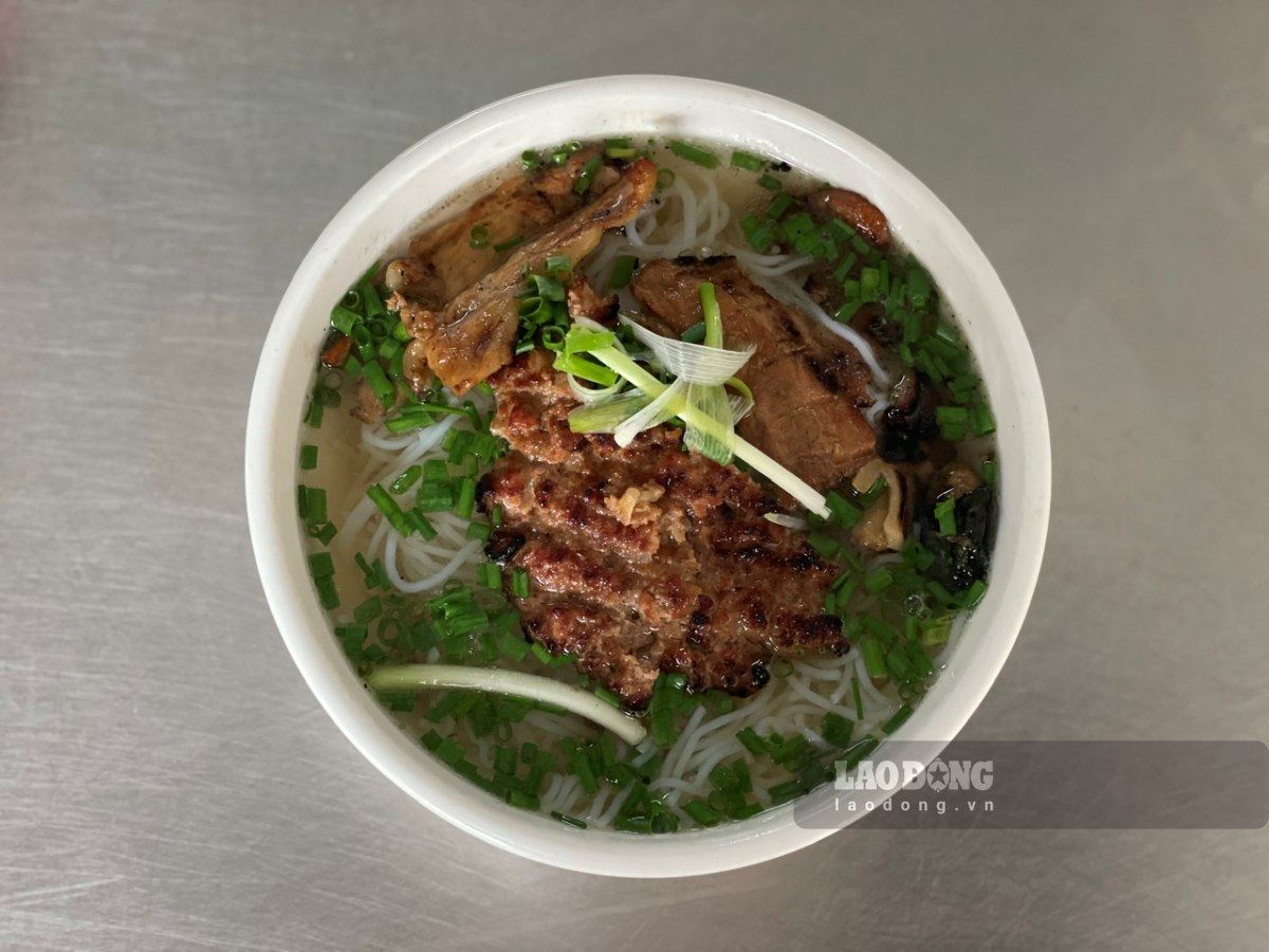 Một bát bún chả chan đầy đủ. Ảnh: I La