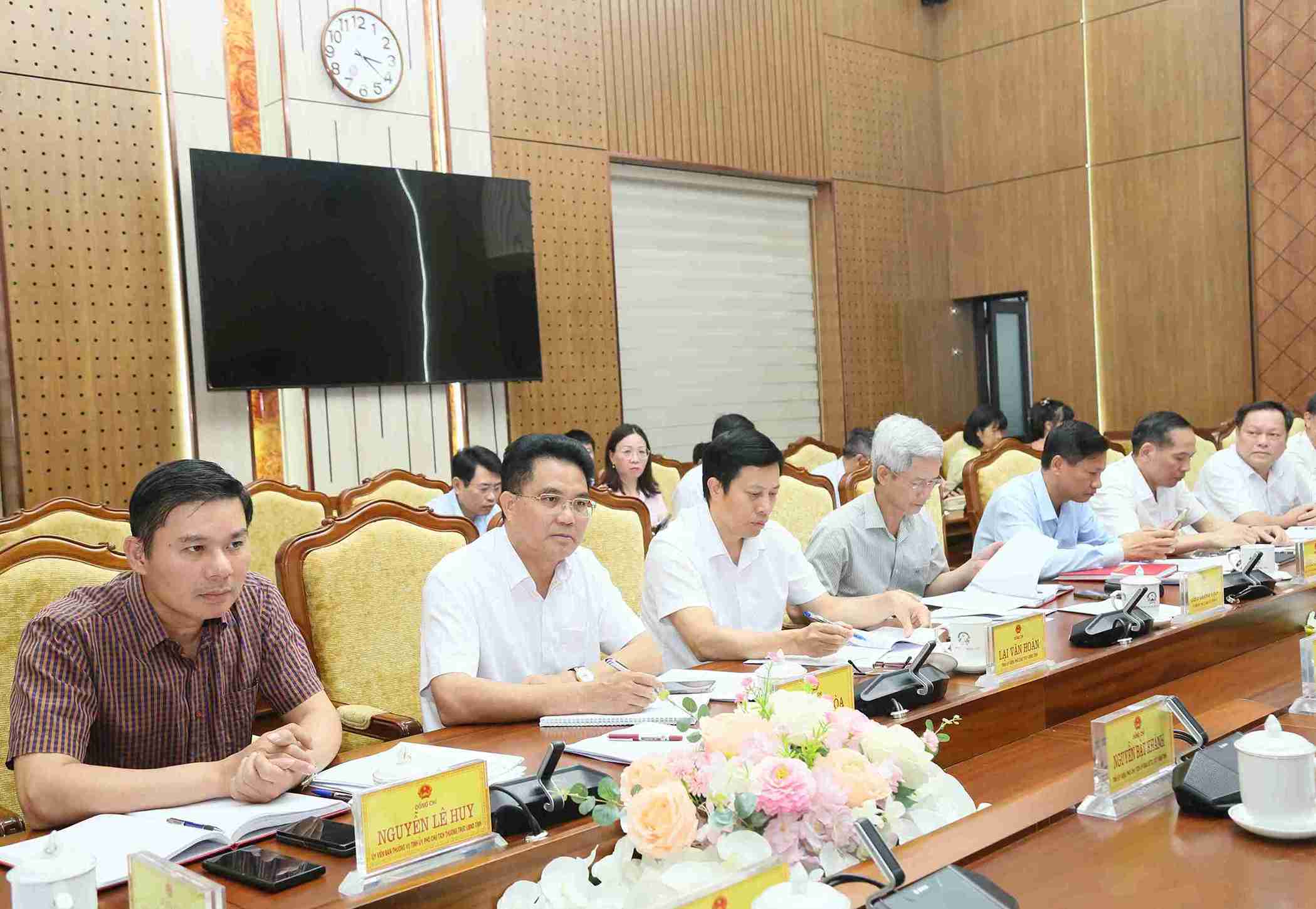 Delegates attending the meeting discussed the poverty reduction and housing support program in the province. Photo: Hung Yen Provincial e-Portal