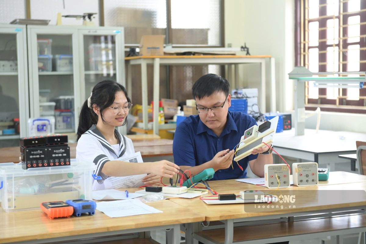 Em Nguyễn Thị Bích Ngọc và thầy giáo Nguyễn Hải Dương - giáo viên phụ trách đội tuyển học sinh giỏi quốc gia môn Vật lý - Trường THPT chuyên Lê Hồng Phong. Ảnh: Lương Hà