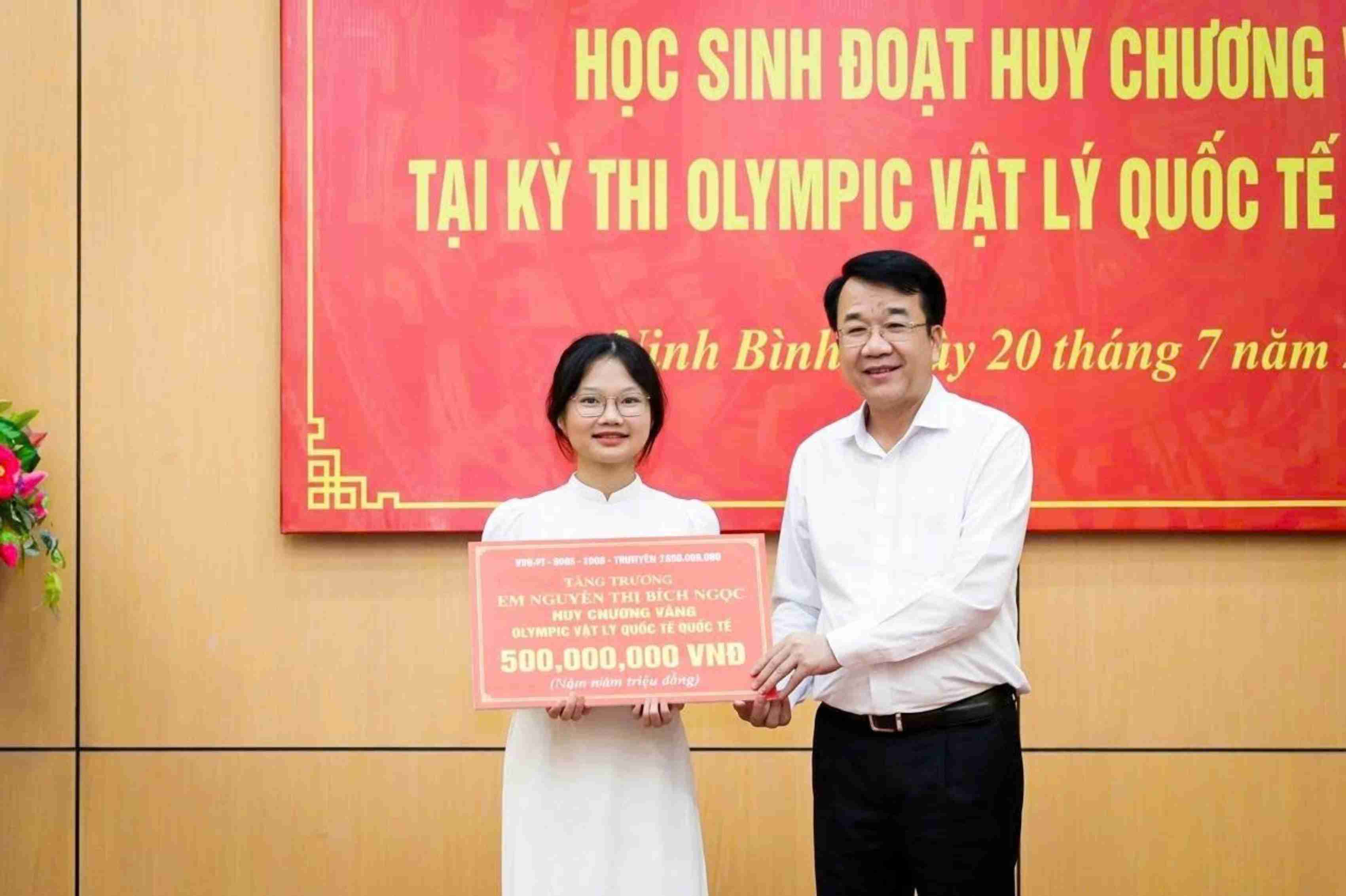 Ninh Binh Provincial People's Committee commended Nguyen Thi Bich Ngoc for excellently winning the Gold Medal at the 56th International Physics Olympiad. Photo: Ninh Binh Department of Education and Training