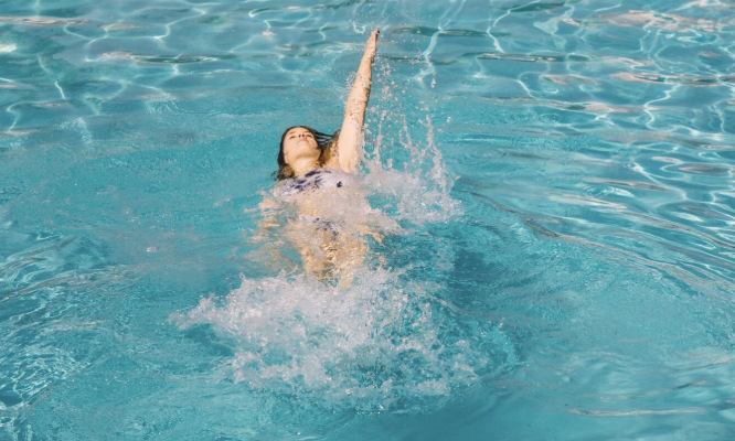 Benefits of swimming for weight loss and obesity. Photo: Magnific