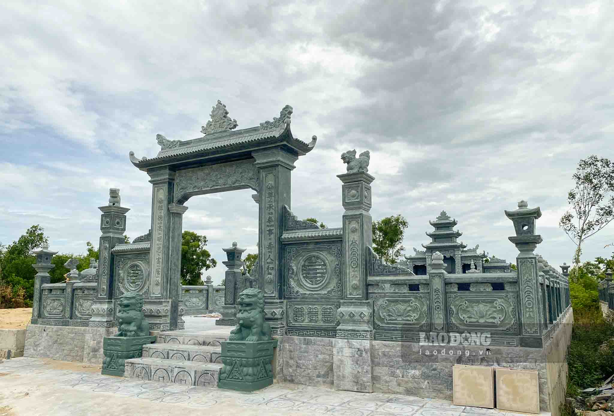 Một trong 3 khu lăng mộ xây trái phép trên đất công tại xóm Vĩnh Trinh, xã Đông Lộc, đang được hoàn thiện phương án phá dỡ. Ảnh: Duy Chương
