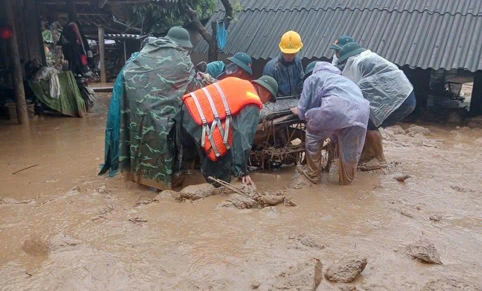 Military forces participate in overcoming the consequences of floods in Lai Chau. Photo: Lai Chau Military Command