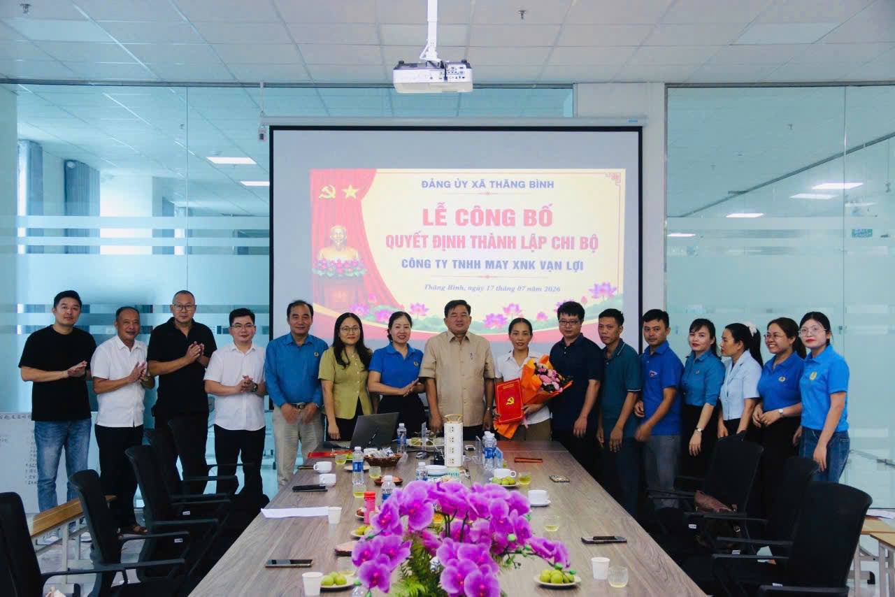 Leaders of Thang Binh Commune Party Committee present the Decision to establish the Party Cell of Van Loi Import-Export Garment Co., Ltd. Photo: Thanh Hoa Trade Union