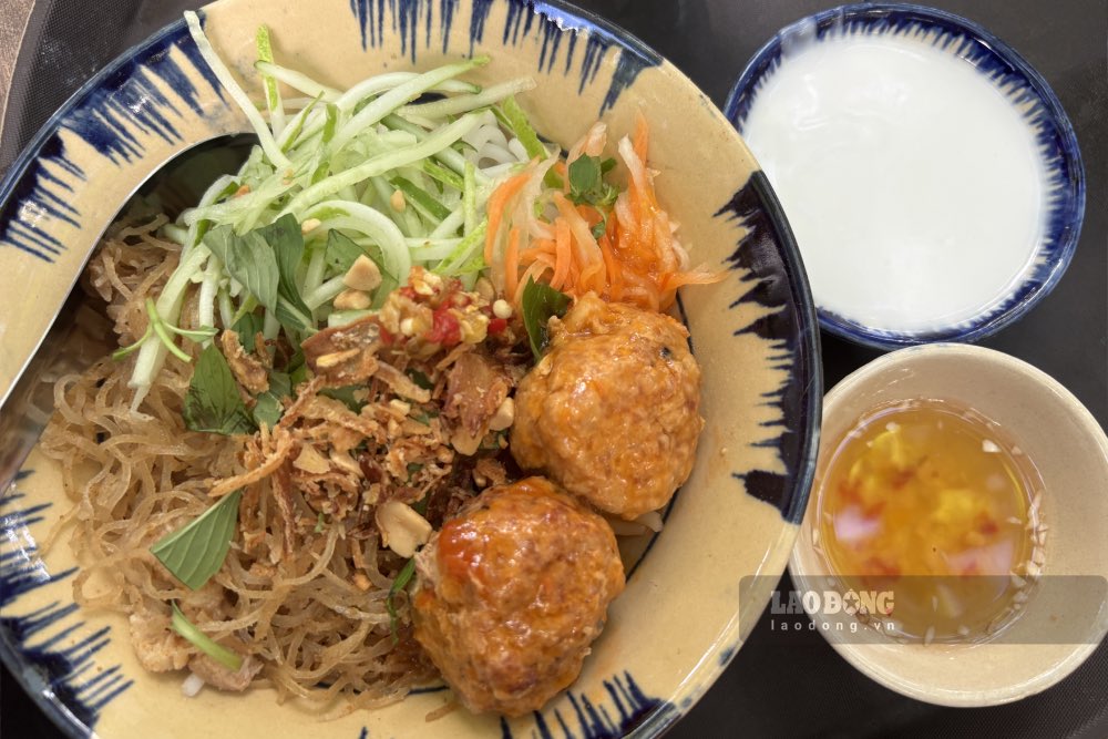 Banh tam bi xiu mai eaten with coconut milk and fish sauce is a typical delicious dish of the Mekong Delta, often used for breakfast. Photo: Han Lam.