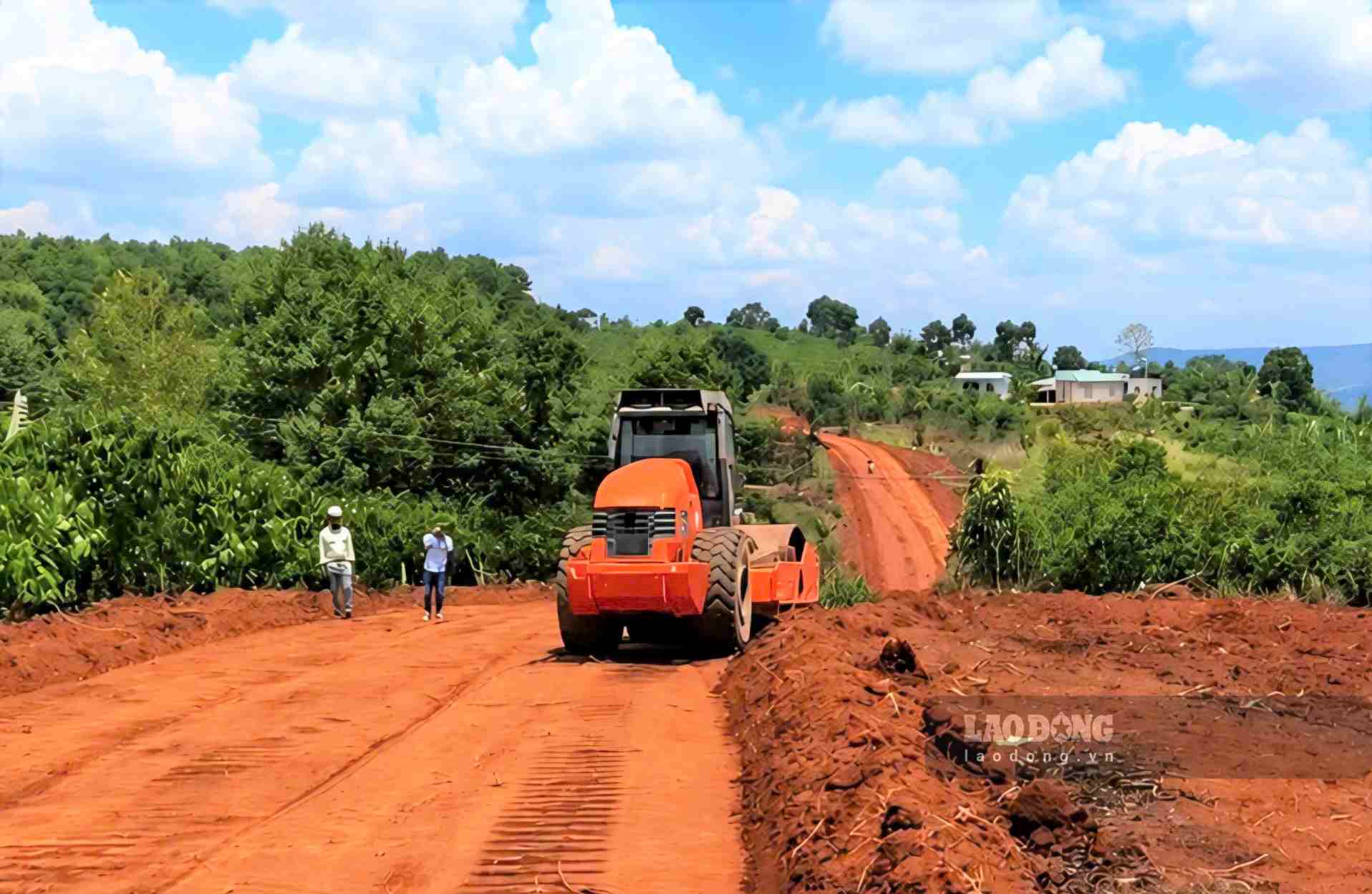 Nhà thầu thi công trên công trường dự án cao tốc Bảo Lộc - Liên Khương. Ảnh: Phúc Khánh