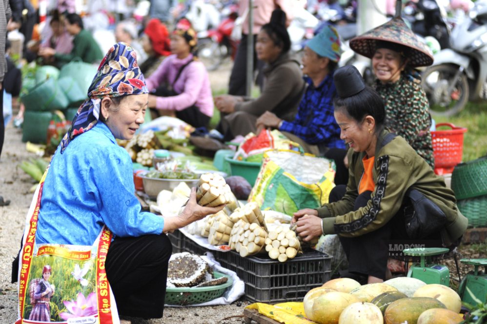 People in Chieng Coi ward buy and sell bamboo shoots at Chieng Coi market fair, Son La province. Photo: Truong Son
