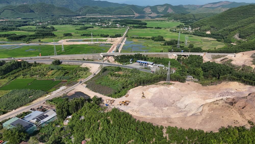 Military bunkers caused the project worth more than 300 billion VND to propose a change of design. Photo: Nguyen Luan