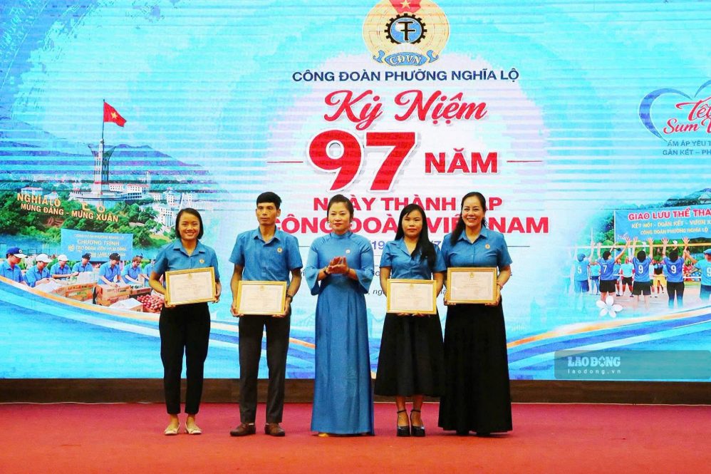 Công đoàn biểu dương, khen thưởng các tập thể và cá nhân. Ảnh: An Vi