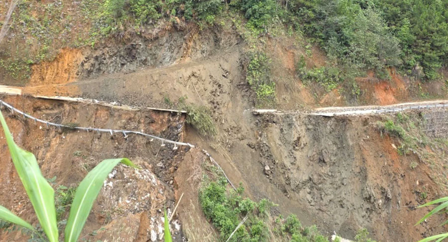 The road leading to Che Tao commune was heavily damaged by floods. Photo: Lao Cai e-Portal