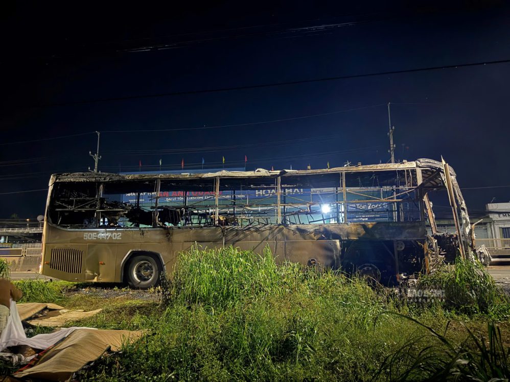Scene of passenger car fire in Dong Nai. Photo: HAC