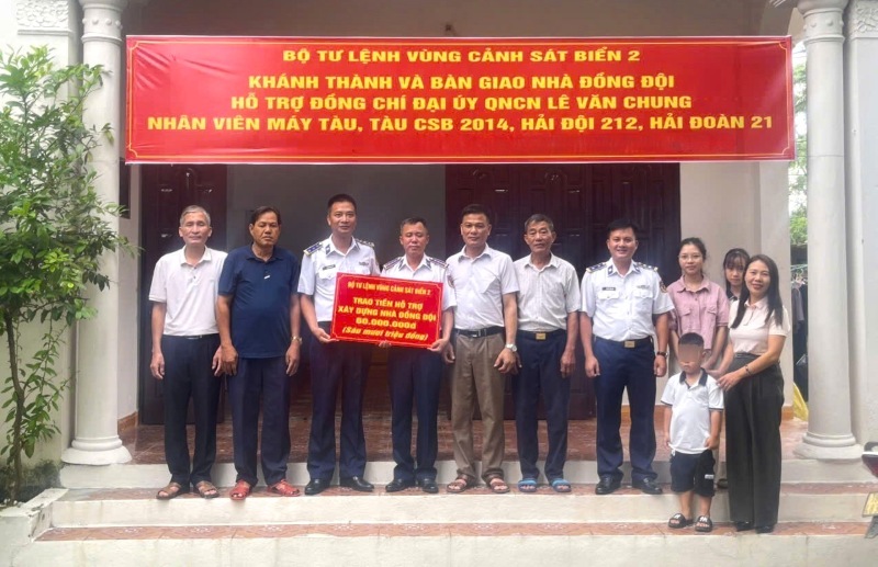 Leaders of Naval Flotilla 21, Coast Guard Region 2 Command present funds to build "Comradeship Houses" for Coast Guard soldiers. Photo: Coast Guard Region 2 provided
