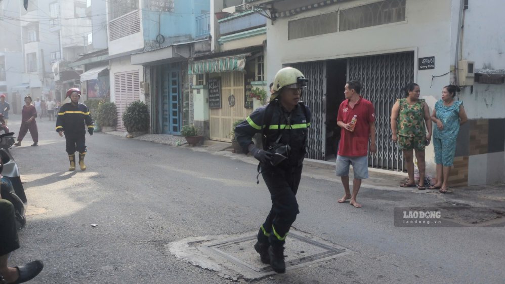 Functional forces proceed to extinguish the fire. Photo: Anh Tu